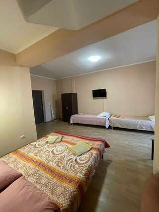 Гостиница Альтера Поповка Комфорт четырехместный с одной двуспальной и двумя односпальными кроватями-2