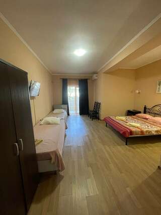 Гостиница Альтера Поповка Комфорт четырехместный с одной двуспальной и двумя односпальными кроватями-3