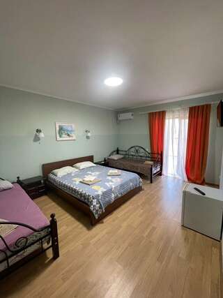 Гостиница Альтера Поповка Комфорт четырехместный с одной двуспальной и двумя односпальными кроватями-5